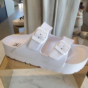NIB Dirty Laundry Genavive slides in cream